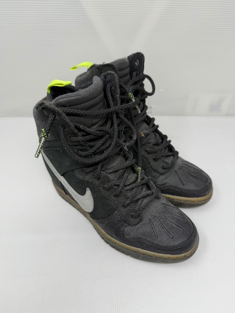 NIKE WOMENS SIZE 7